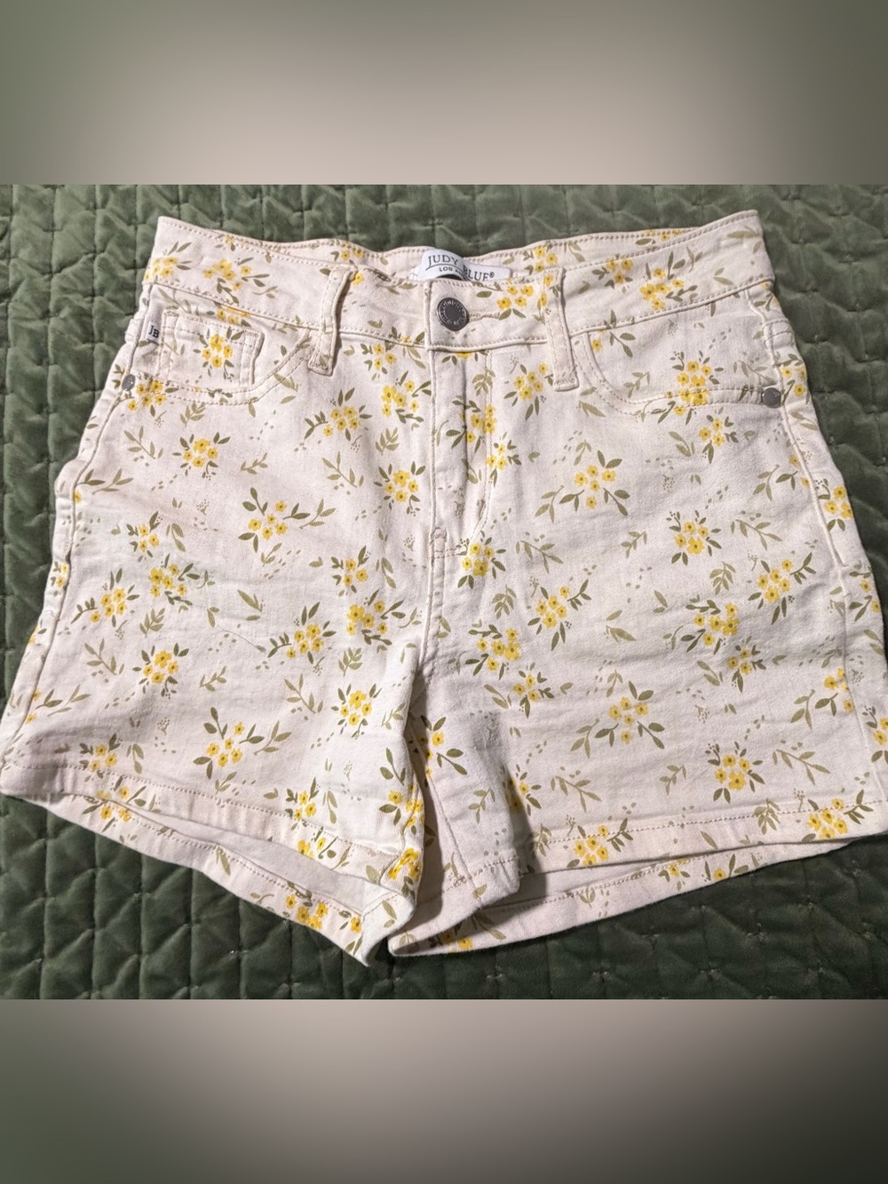 Judy Blue Off-White Mid-Rise Flower Print Shorts 4 inch inseam size small